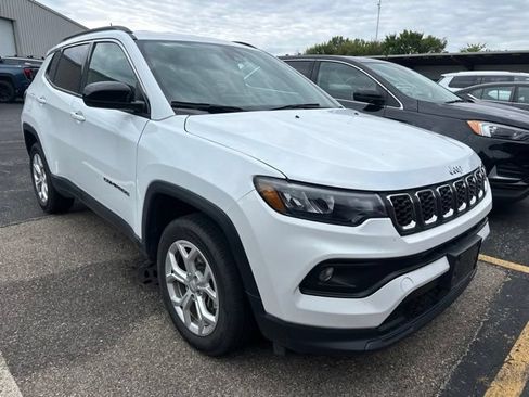Used 2024 Jeep Compass Latitude AWD/4WD image 2