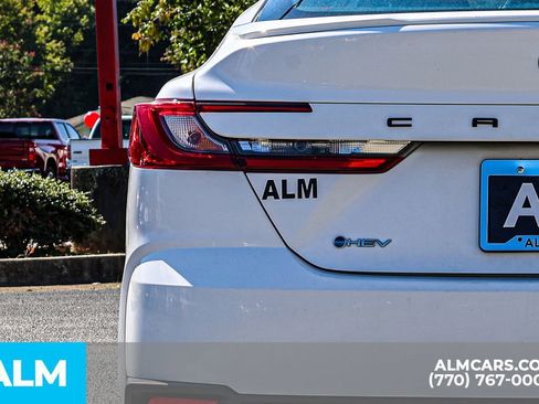 Used 2025 Toyota Camry SE image 13