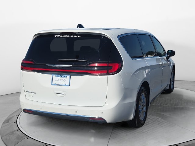 Used 2024 Chrysler Pacifica Touring-L FWD image 5