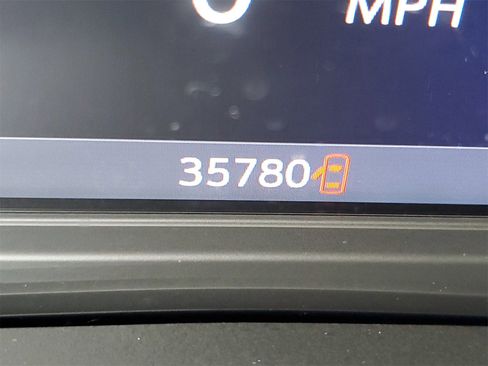 Used 2022 Buick Enclave Essence image 14