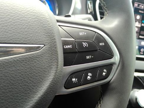 Used 2025 Chrysler Pacifica Select image 40