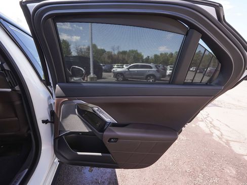 Used 2025 BMW i7 xDrive60 AWD/4WD image 12