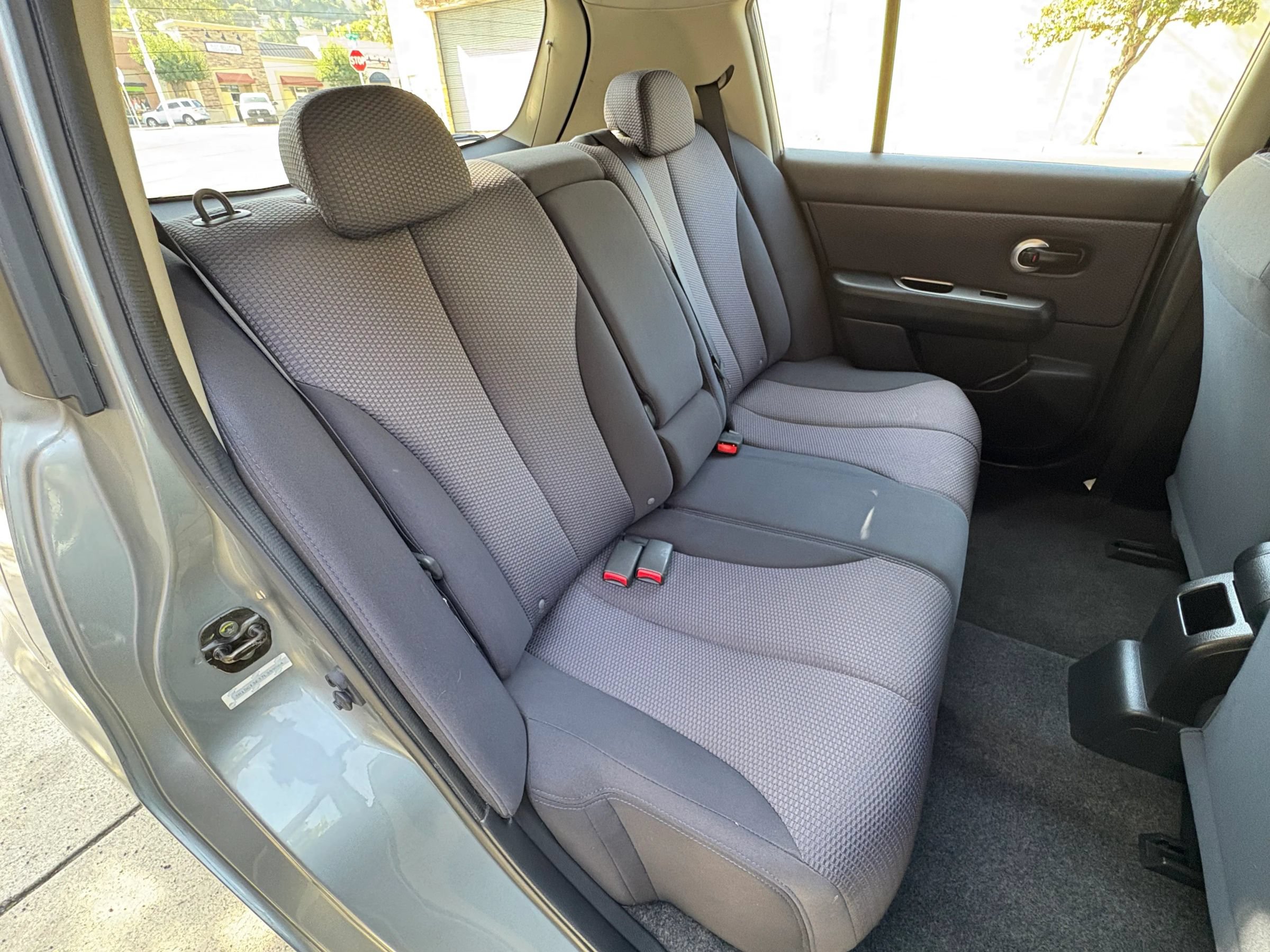 Used 2007 Nissan Versa Hatchback FWD image 14