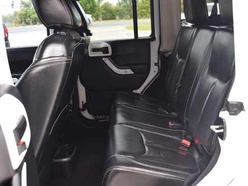 Used 2016 Jeep Wrangler Unlimited Rubicon w/ Connectivity Group image 10