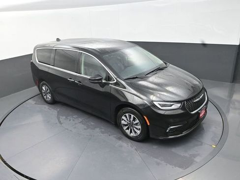 Used 2023 Chrysler Pacifica Touring-L FWD image 22