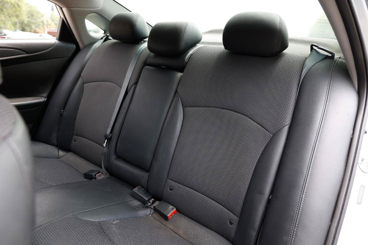 Used 2011 Hyundai Sonata SE w/ Navigation & Sunroof Pkg 4 FWD image 8