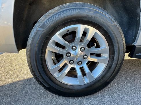 Used 2019 Chevrolet Suburban LT image 8