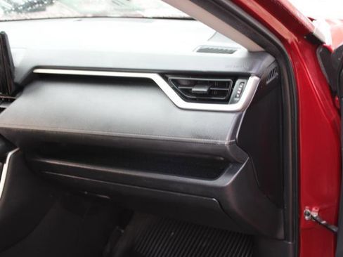 Used 2019 Toyota RAV4 LE FWD image 18