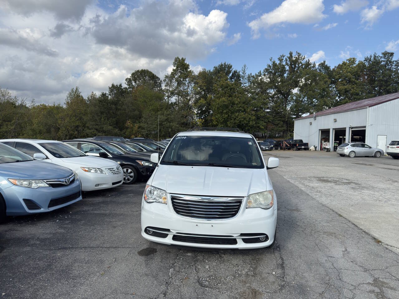 Used 2014 Chrysler Town & Country Touring FWD image 4