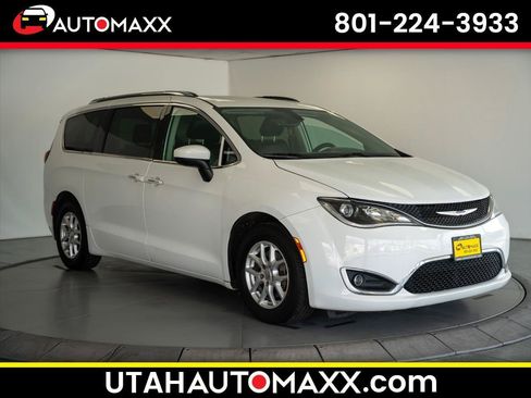 Used 2020 Chrysler Pacifica Touring-L FWD image 1