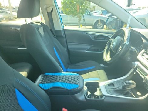 Used 2021 Toyota RAV4 LE image 5