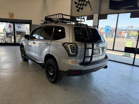 Used 2017 Subaru Forester 2.5i AWD/4WD image 5
