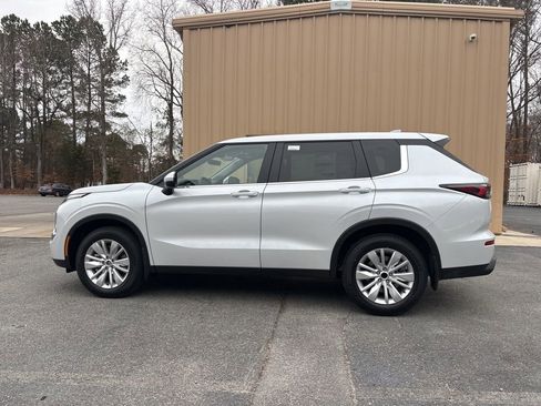 New 2026 Mitsubishi Outlander ES image 7