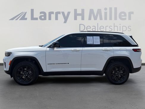 Used 2024 Jeep Grand Cherokee Altitude AWD/4WD image 2