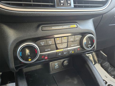 Used 2022 Ford Escape SE w/ SE Sport Appearance Package image 15