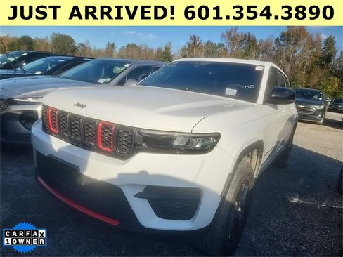 Used 2025 Jeep Grand Cherokee Altitude image 5