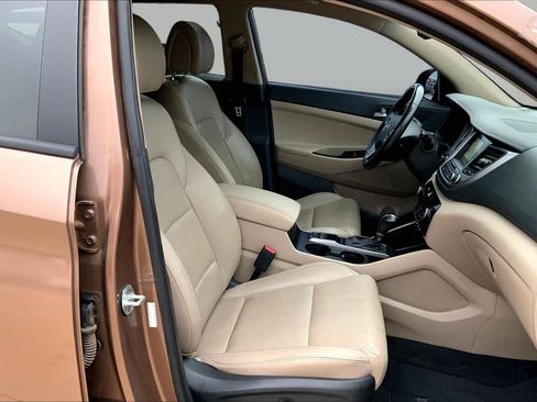 Used 2016 Hyundai Tucson Limited w/ Option Group 03 FWD image 9