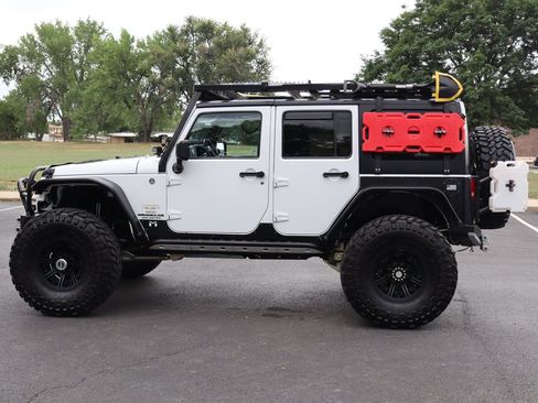 Used 2013 Jeep Wrangler Unlimited Sahara AWD/4WD image 9