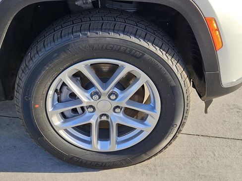 New 2026 Jeep Grand Cherokee L Laredo image 7