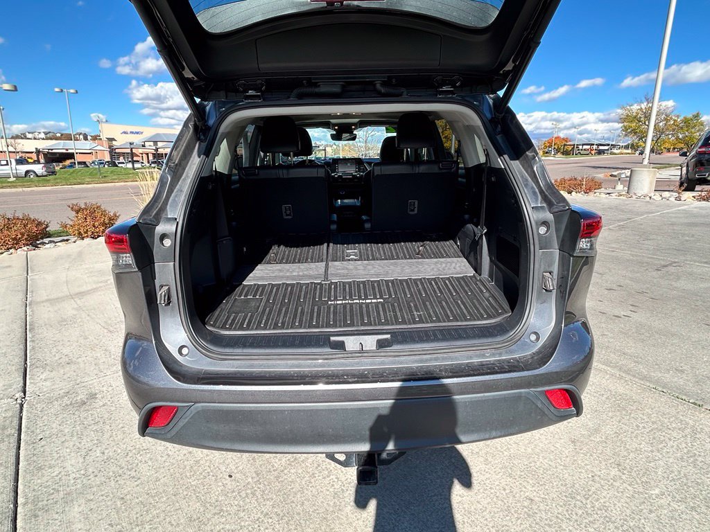 Used 2022 Toyota Highlander XLE FWD image 29