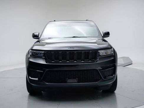 Used 2023 Jeep Grand Cherokee Altitude AWD/4WD image 11