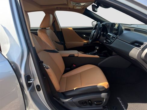 Used 2024 Lexus ES 350 w/ Accessory Package (Z2) image 18