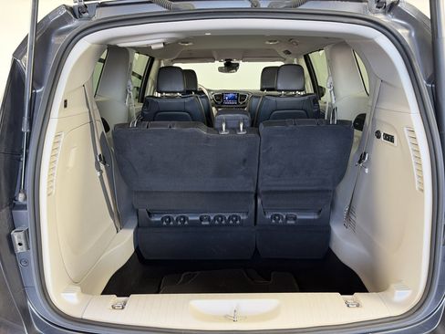 Used 2019 Chrysler Pacifica Limited w/ Advanced Safetytec Group FWD image 15