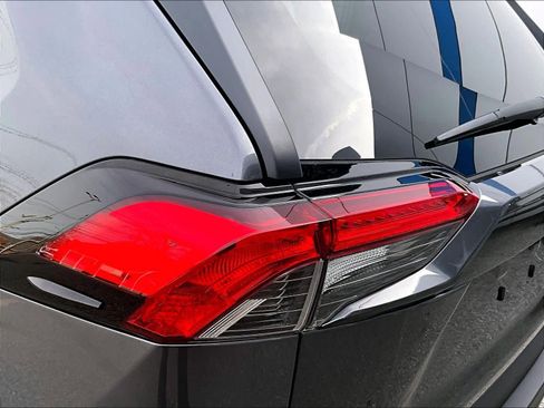 Used 2021 Toyota RAV4 LE image 32