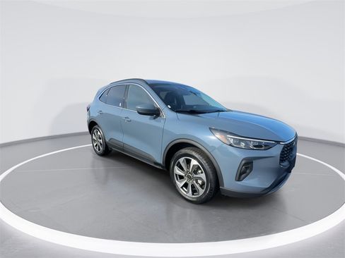 Used 2025 Ford Escape Platinum image 2