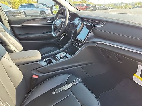 New 2025 Jeep Grand Cherokee L Limited w/ Black Appearance Package image 10