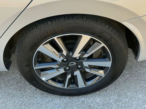 Used 2025 Nissan Versa SV image 30