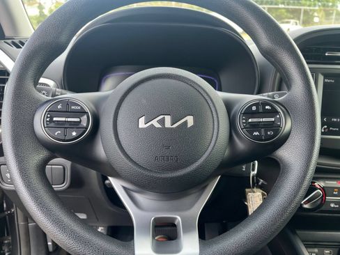 Used 2025 Kia Soul LX w/ LX Technology Package FWD image 28