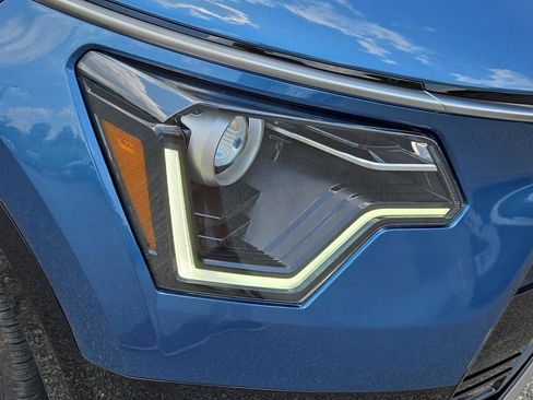 New 2025 Kia Niro EX Touring image 5