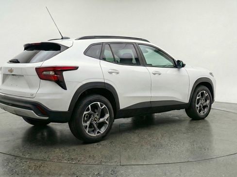 Used 2025 Chevrolet Trax LT w/ LT Convenience Package image 9