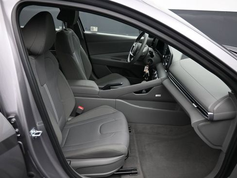 Certified 2025 Hyundai Elantra SE image 24