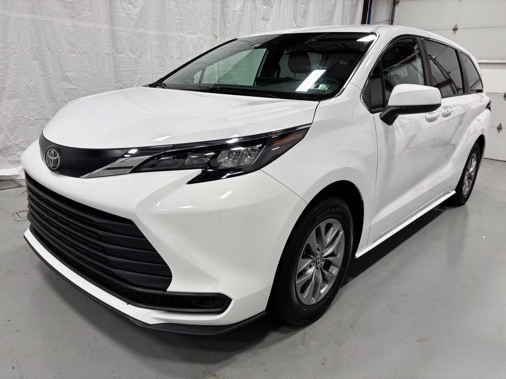 Used 2026 Toyota Sienna LE FWD image 3