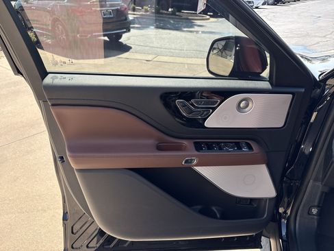 Used 2026 Lincoln Aviator Reserve AWD/4WD image 14