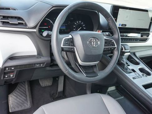 Used 2025 Toyota Sienna XLE FWD image 13