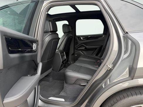 Used 2019 Porsche Cayenne S image 20