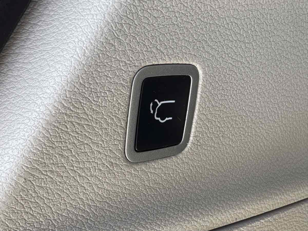 Used 2023 Chrysler Pacifica Touring-L FWD image 10