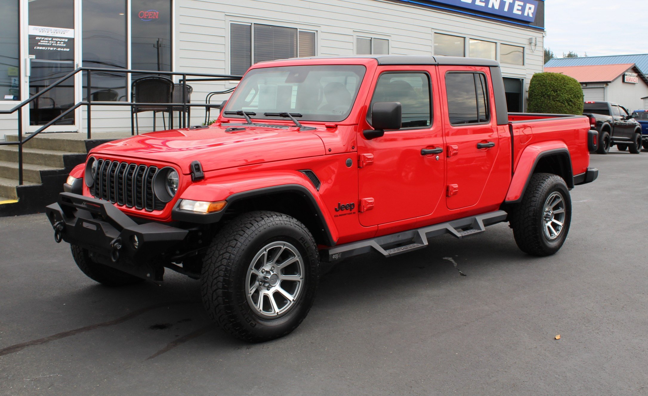 Used 2024 Jeep Gladiator Sport AWD/4WD image 2