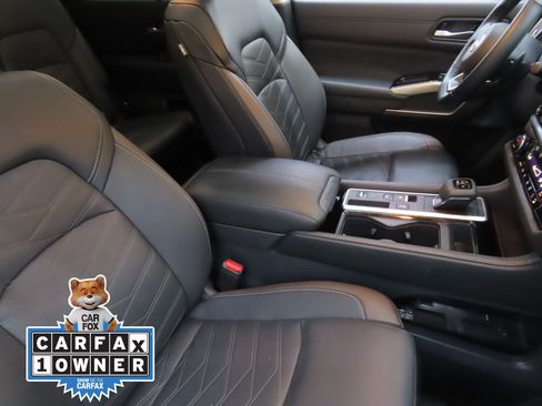Used 2025 Nissan Pathfinder Platinum image 28