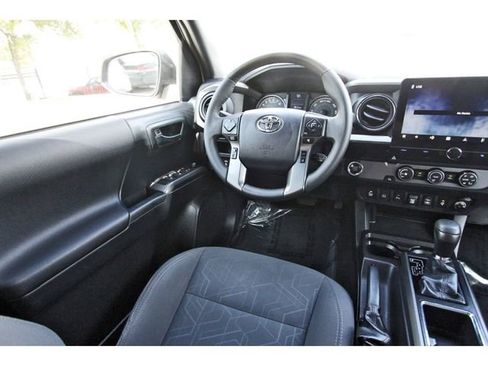 Used 2019 Toyota Tacoma TRD Sport w/ Technology Package image 7