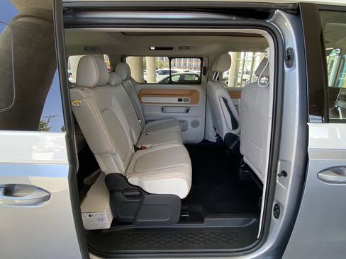 Used 2025 Volkswagen ID. Buzz 1st Edition image 36