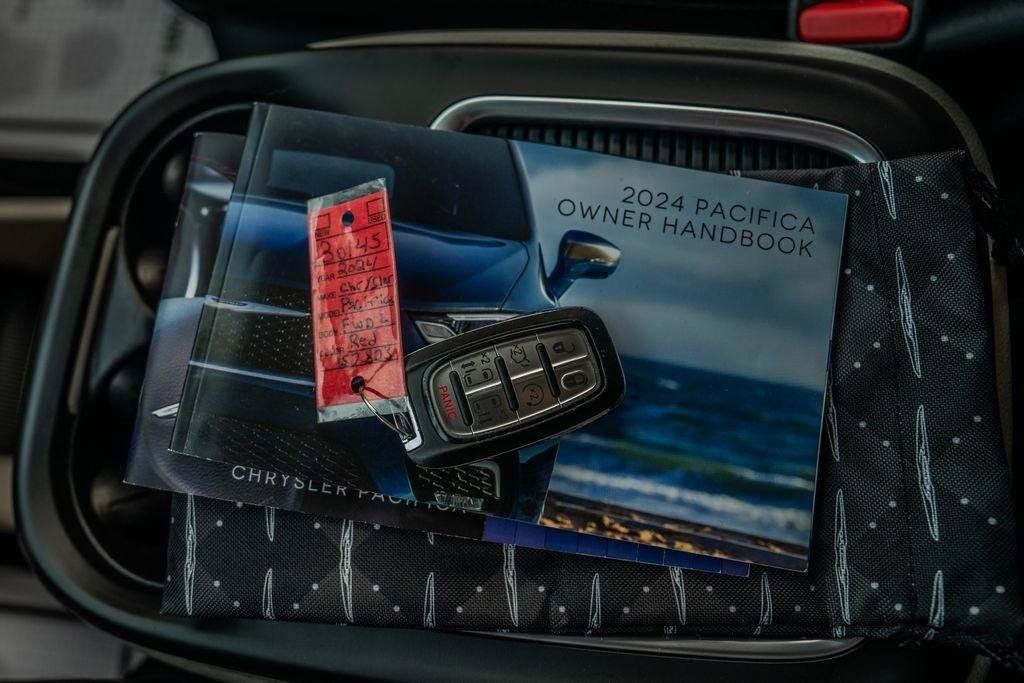 Used 2024 Chrysler Pacifica Touring-L FWD image 38
