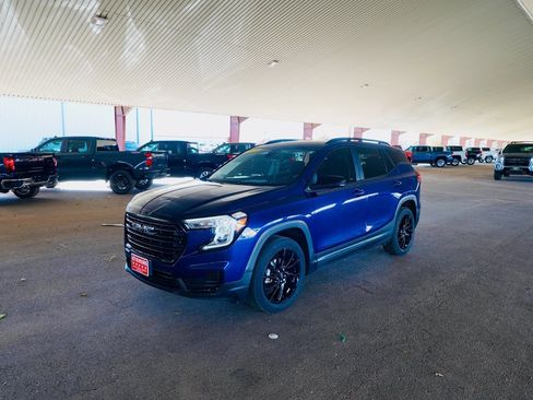 Used 2023 GMC Terrain SLE w/ Driver Convenience Package image 2