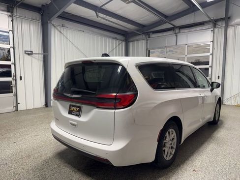 Used 2024 Chrysler Pacifica Touring-L image 15