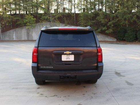Used 2017 Chevrolet Suburban LT image 4