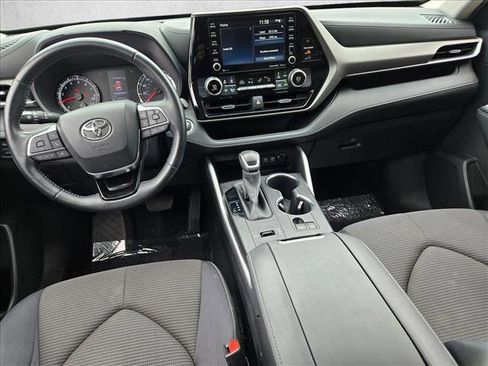 Used 2020 Toyota Highlander LE image 15