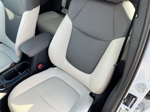 Used 2023 Toyota Corolla Cross XLE w/ Convenience Package image 21